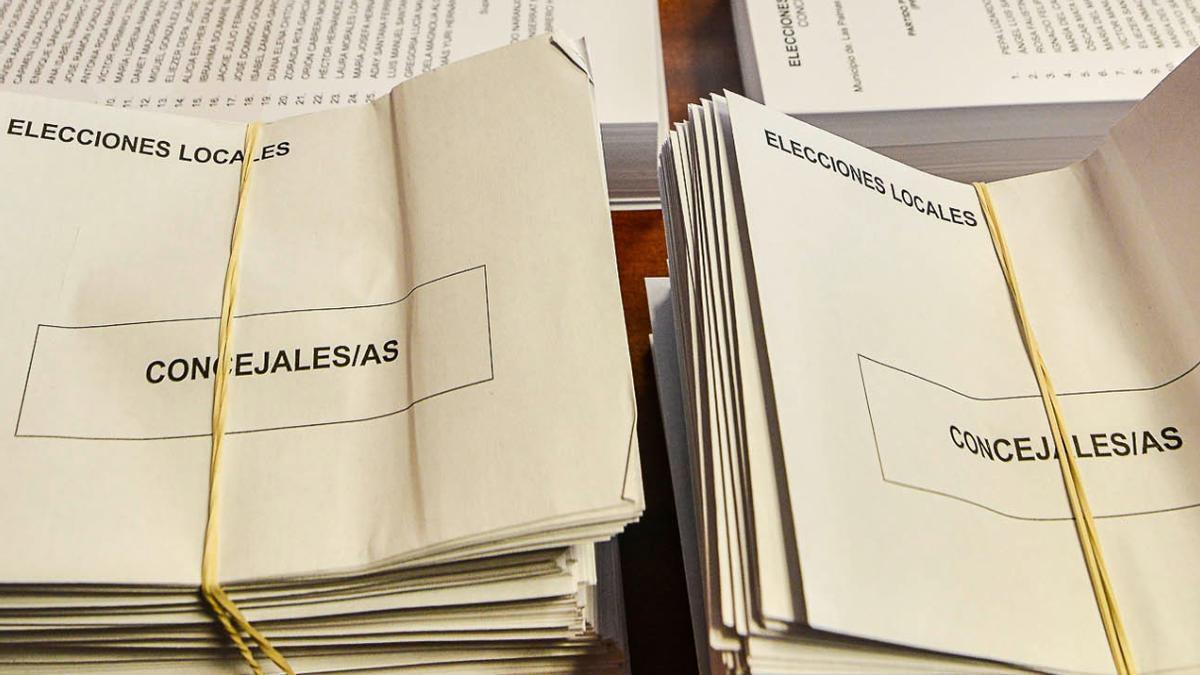 Sobres y papeletas de las elecciones locales, municipales, en Canarias.