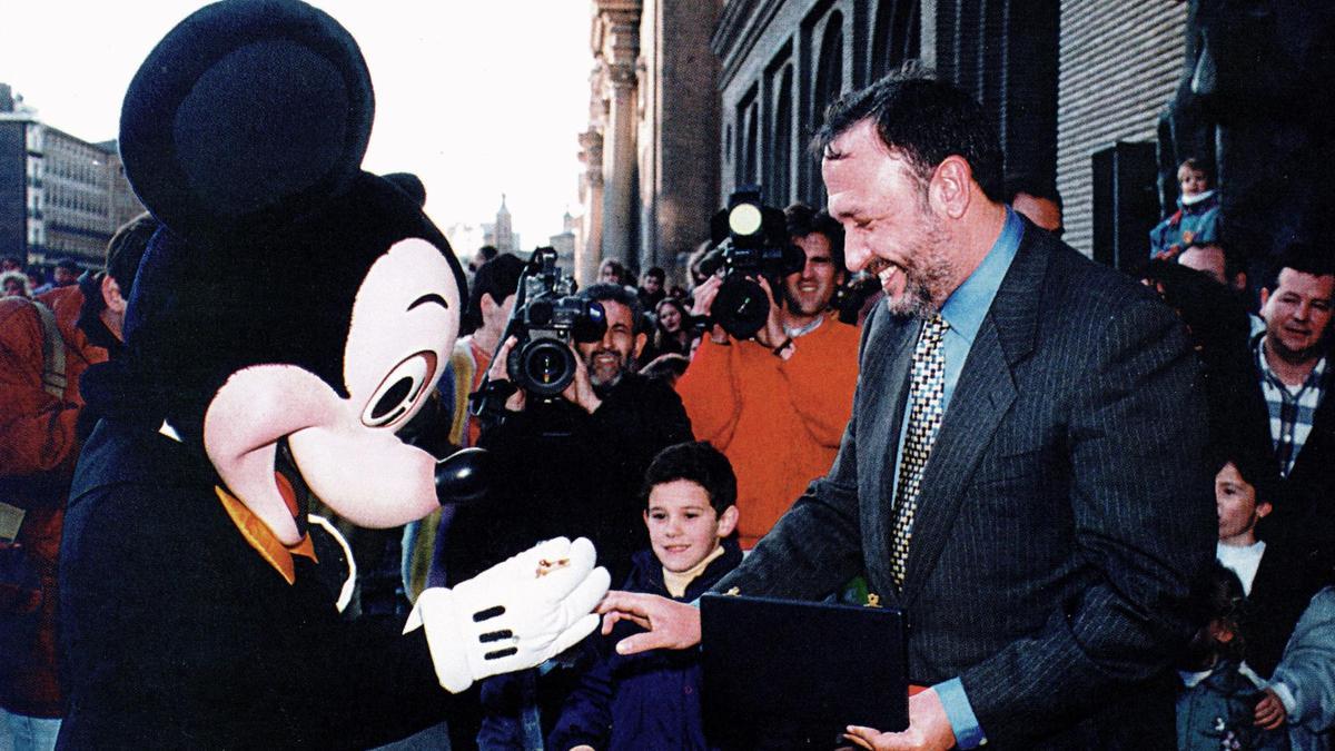 El ratón Mickey recibe del alcalde Antonio González Triviño la Llave de Oro de Zaragoza, 1994