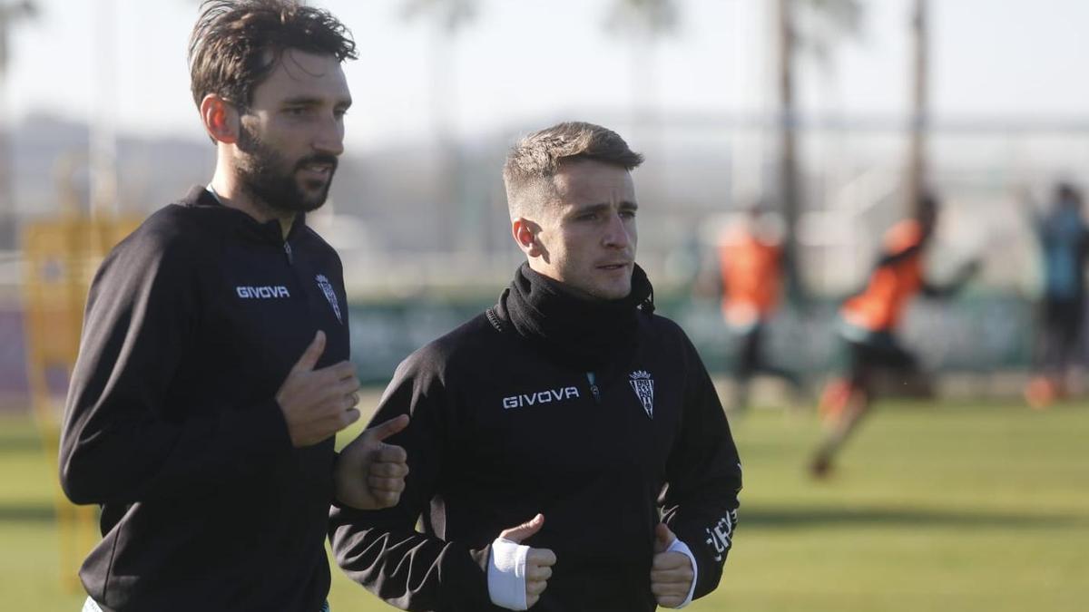 Álex Bernal y Ekaitz Jiménez realizan carrera, este lunes, en la Ciudad Deportiva.