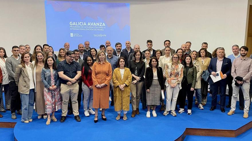 Foto de familia de las 30 empresas seleccionadas para participar en el programa.   // L. O.