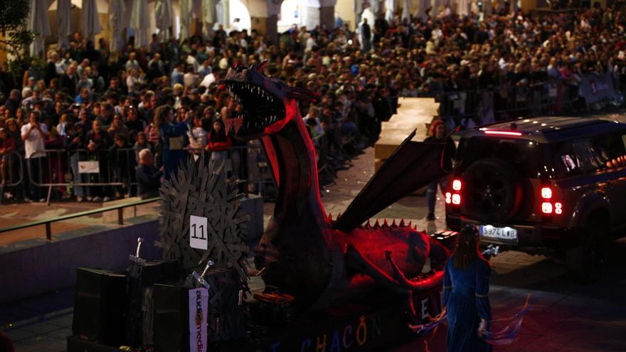 Vídeo | El desfile de San Jorge entra en la plaza Mayor