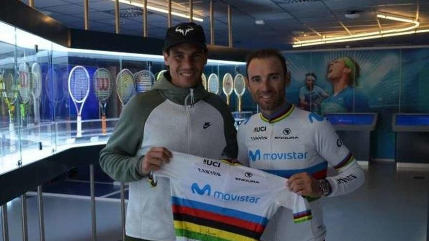 Rafa Nadal y Alejandro Valverde posan con el maillot arcoíris que el ciclista le entregó al tenista.