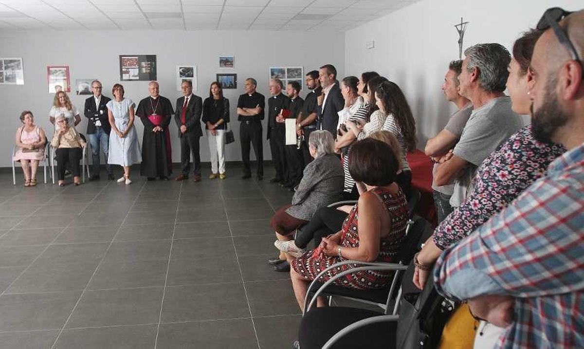 Asistentes al acto de inauguración, presidido por el obispo Leonardo Lemos. // Iñaki Osorio