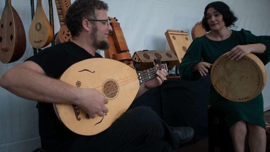 Dos músicos en la carpa de luthiería instalada en la plaza de Claudio Moyano.
