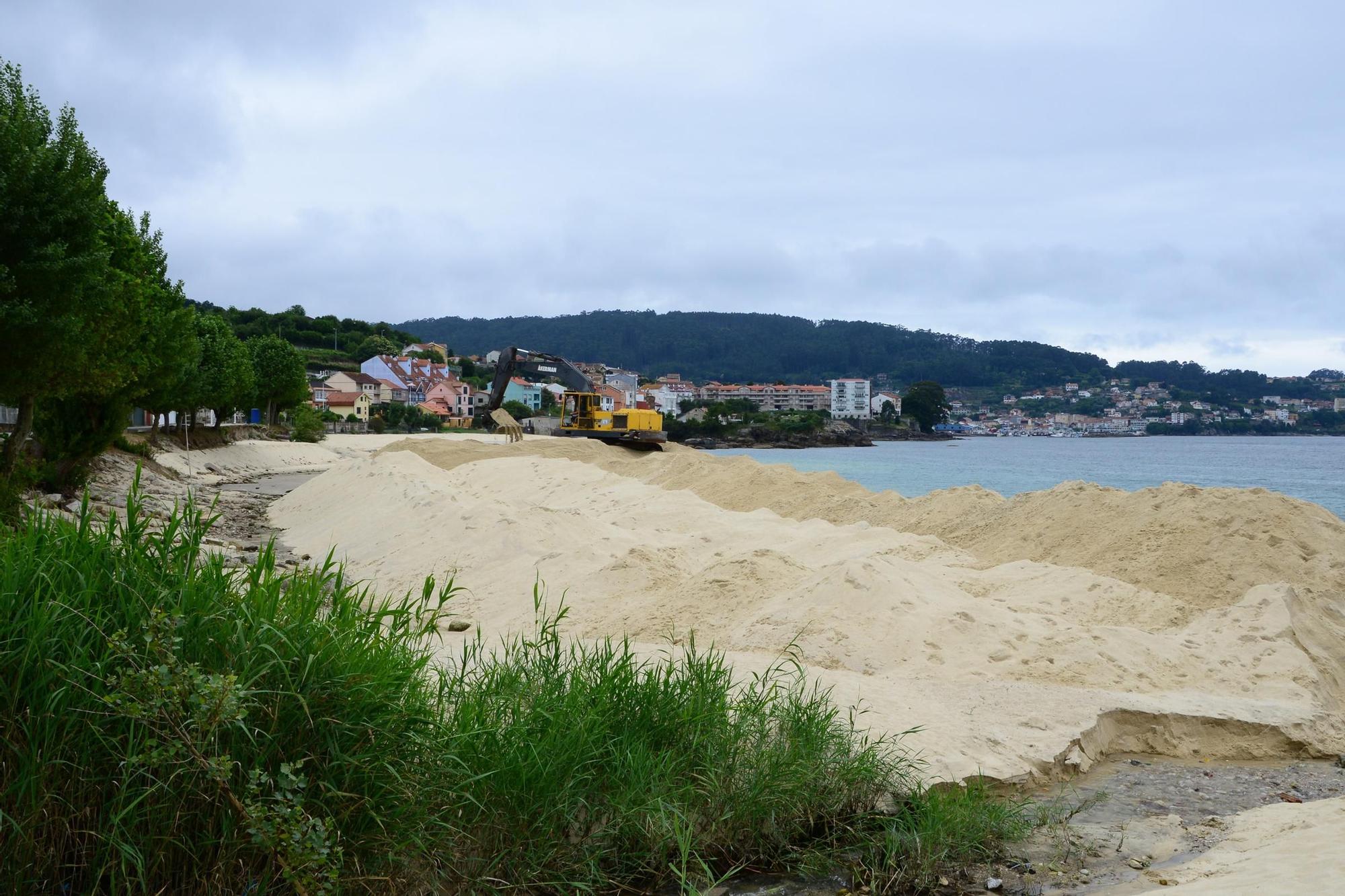 Trabajos de preparación de la playa de Agrelo para la temporada de verano