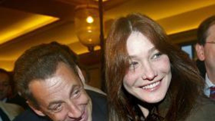 Nicolas Sarkozy y su mujer Carla Bruni.