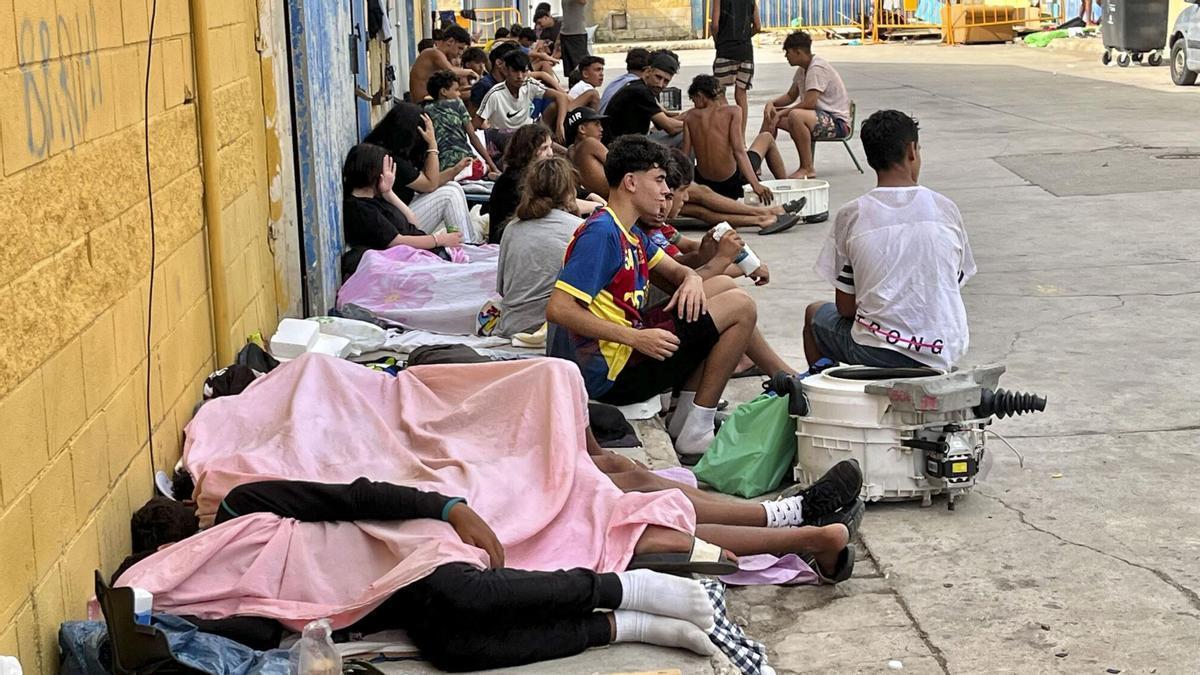 Cientos de inmigrantes marroquíes descansan en las calles de Ceuta