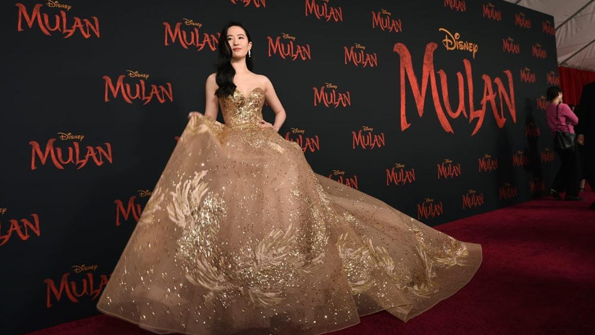 Lui Yifei, la protagonista de 'Mulán', se viste de novia para la presentación de la película