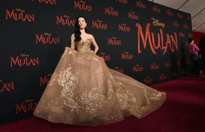 Liu Yifei, con vestidazo de Elie Saab en estreno mundial de 'Mulán' en Los Ángeles