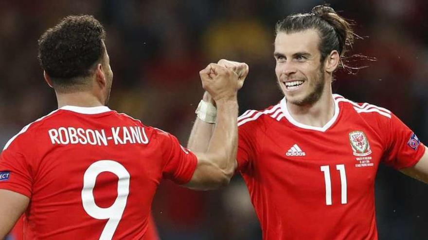 Bale felicita a Robson-Kanu, autor del segundo de los tres goles de Gales ante Bélgica.