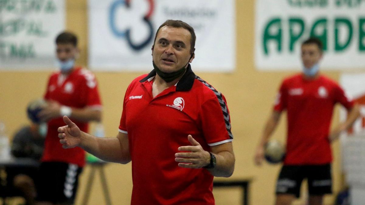 El entrenador del Cajasur BM, Jesús Escribano, en un entrenamiento.