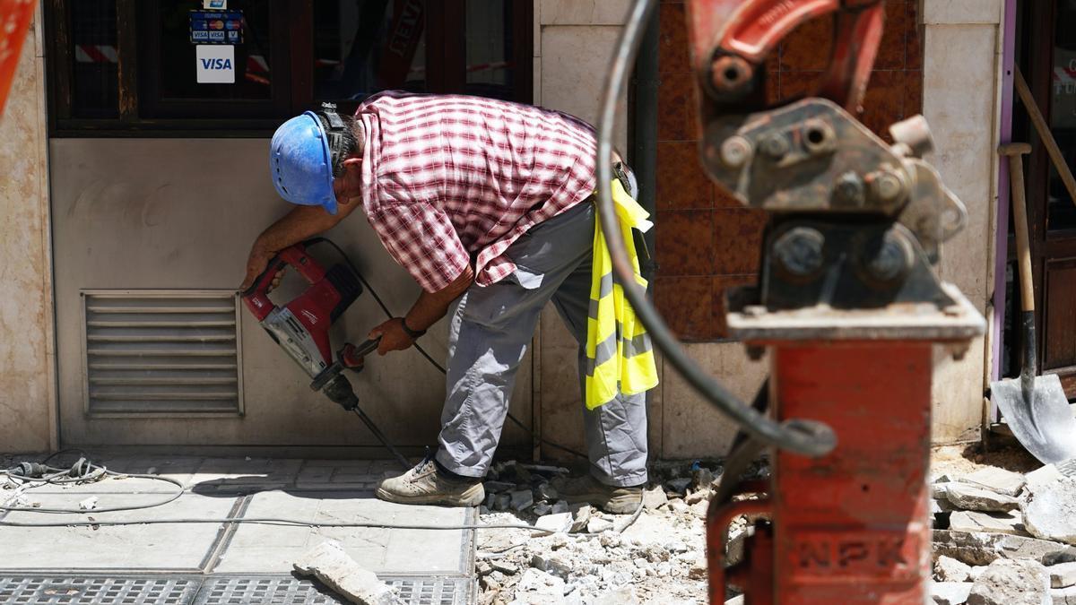 El peligro de trabajar expuesto al sol y con máxima por encima de 35 grados