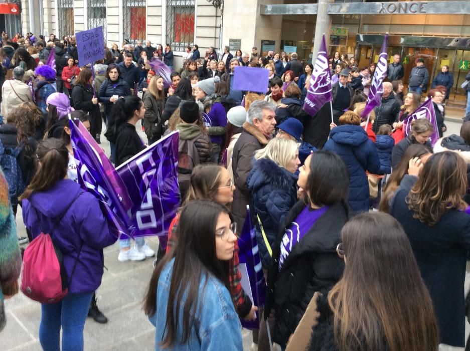 Multitudinaria participación en la marcha que ha recorrido las calles de la ciudad para denunciar las desigualdades y violencias que, en pleno siglo XXI, aún padecen las mujeres.