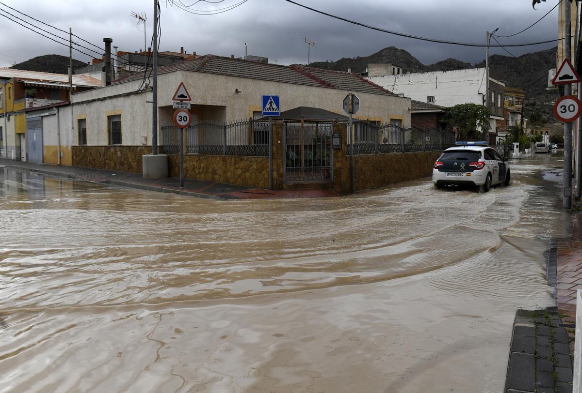 Así han dejado las lluvias las calles de Cobatillas