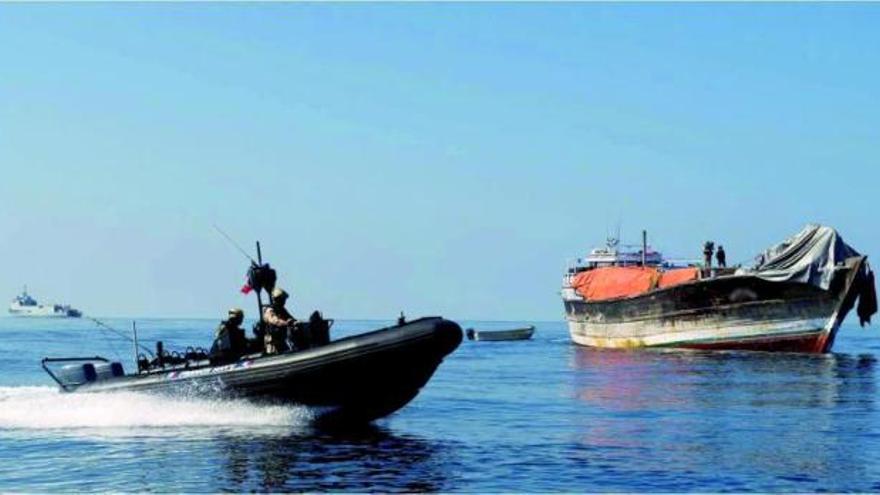 Efectivos de la &#039;operación Atalanta&#039; en un operativo contra la piratería en el golfo de Adén realizado el mes pasado. / la opinión