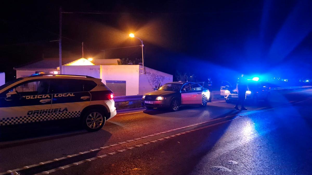 Agentes detienen el vehículo de las sospechosas