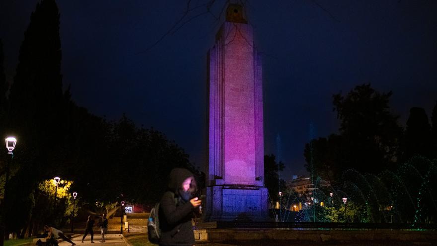 Las fotos de la polémica iluminación del monolito franquista de sa Feixina