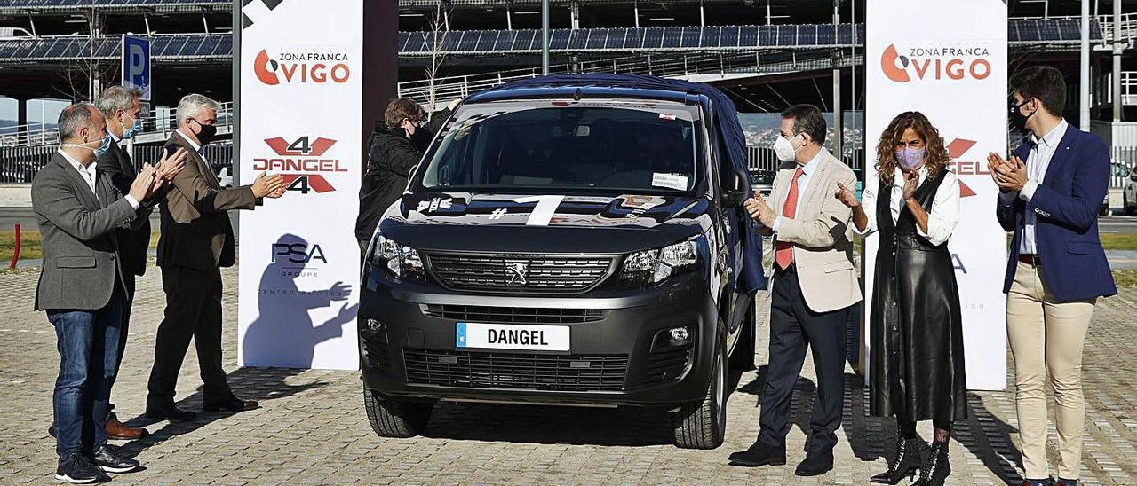 Desde la izquierda: David Regades, Ignacio Bueno, Philippe Hebert, Philippe Medemblik, Abel Caballero, Carmela Silva y Pablo Aliende, ayer, en la presentación del primer 4x4 de Dangel en Vigo