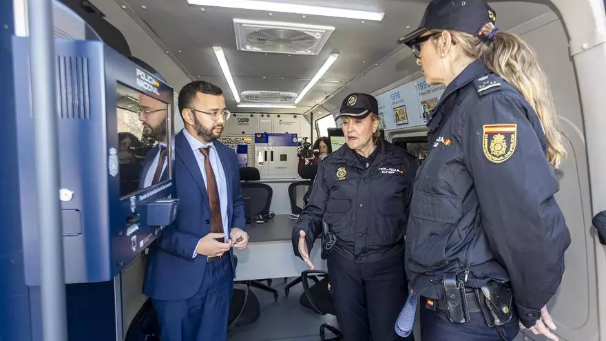 Tres nuevos vehículos móviles para expedir DNI y pasaportes