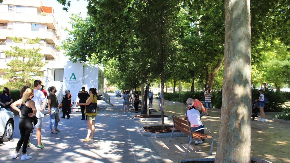 Vecinos de Antequera en el Paseo Real, esperando para someterse a un test Covid.