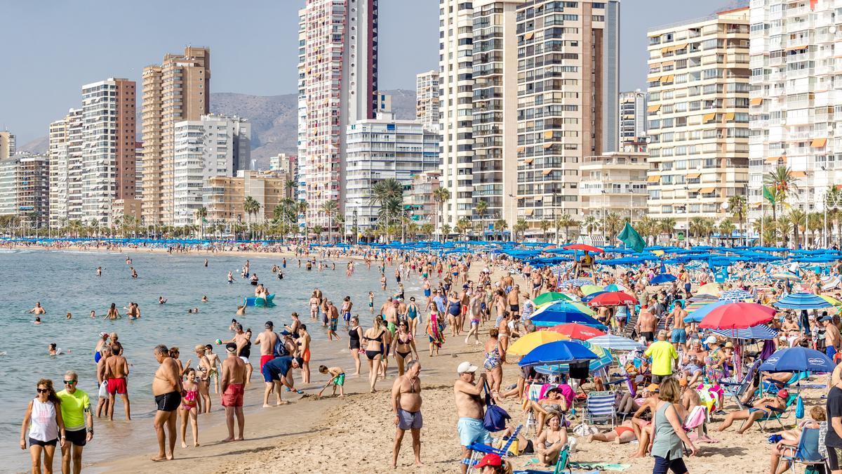 Bañistas en la playa en Benidorm el pasado mes de octubre.