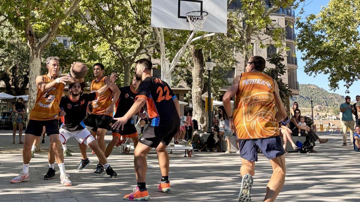 Una de les instantànies dels duels a la plaça del Camp de Solsona