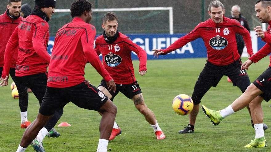 Fede Cartabia, en el centro, durante el entrenamiento de ayer en Abegondo.