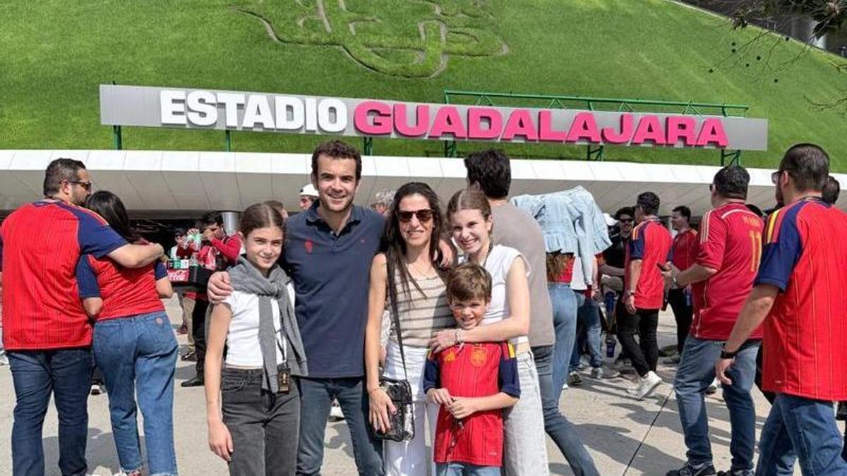 José Riestra, junto a su familia, en el Estadio Guadalajara de México antes del partido entre España y Uruguay.