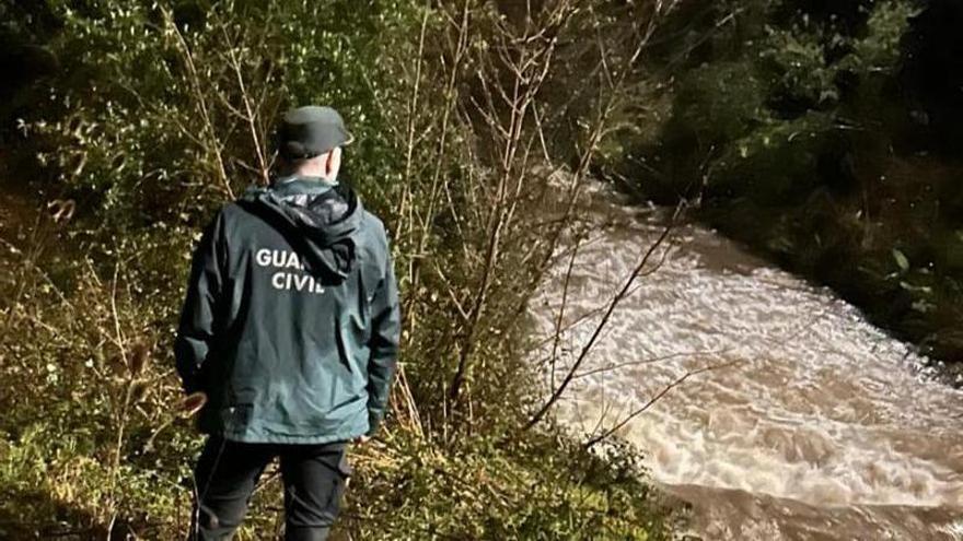 La Guardia Civil busca a una mujer de 56 años que se cayó a un río en Asturias