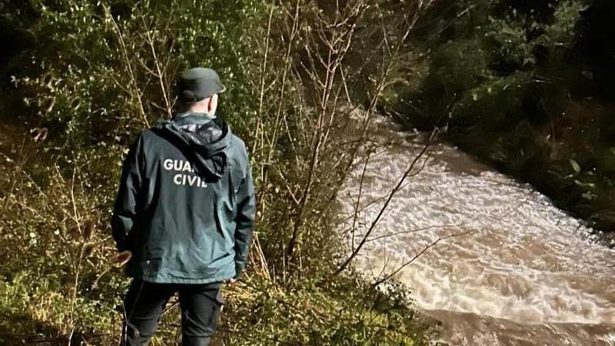 MUJER RÍO ASTURIAS | La Guardia Civil busca a una mujer de 56 años que se cayó a un río en Asturias