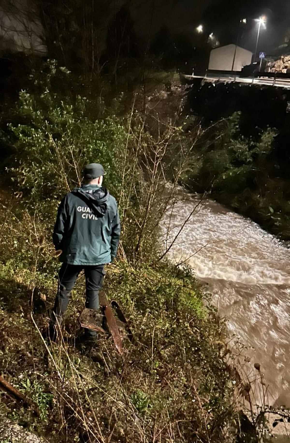 Un agente durante la búsqueda.