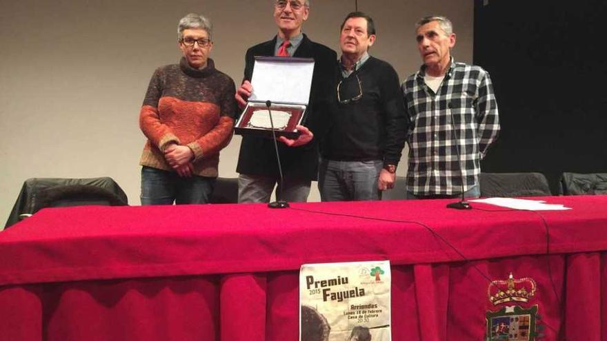 Miguel Ángel Aramburu recibe en Arriondas el Premio Fayuela