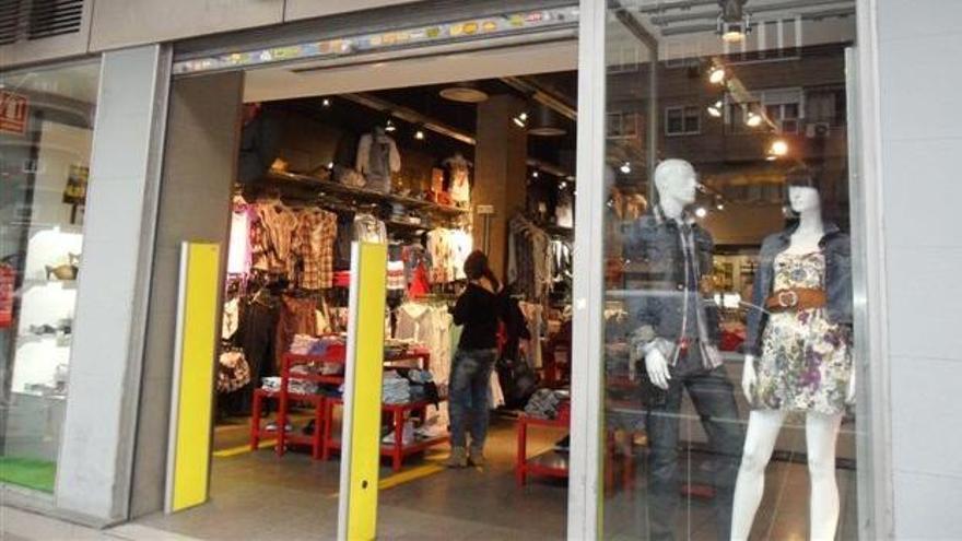 Varias personas compran en el interior de una tienda de ropa en Madrid.