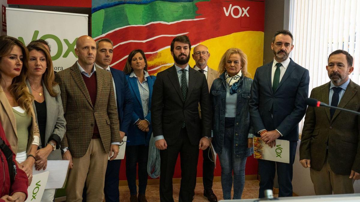 García Gallardo, junto a Marisa Calvo y el resto de procuradores en la sede de Vox en Zamora, en el minuto de silencio por la niña asesinada.