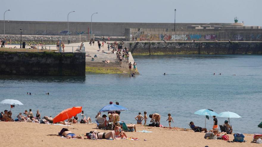 Aspecto que presentaba ayer la playa de Santa Marina, en Luanco (Gozón). | M. Villamuza