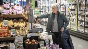 Una mujer compra en un supermercado en Barcelona.