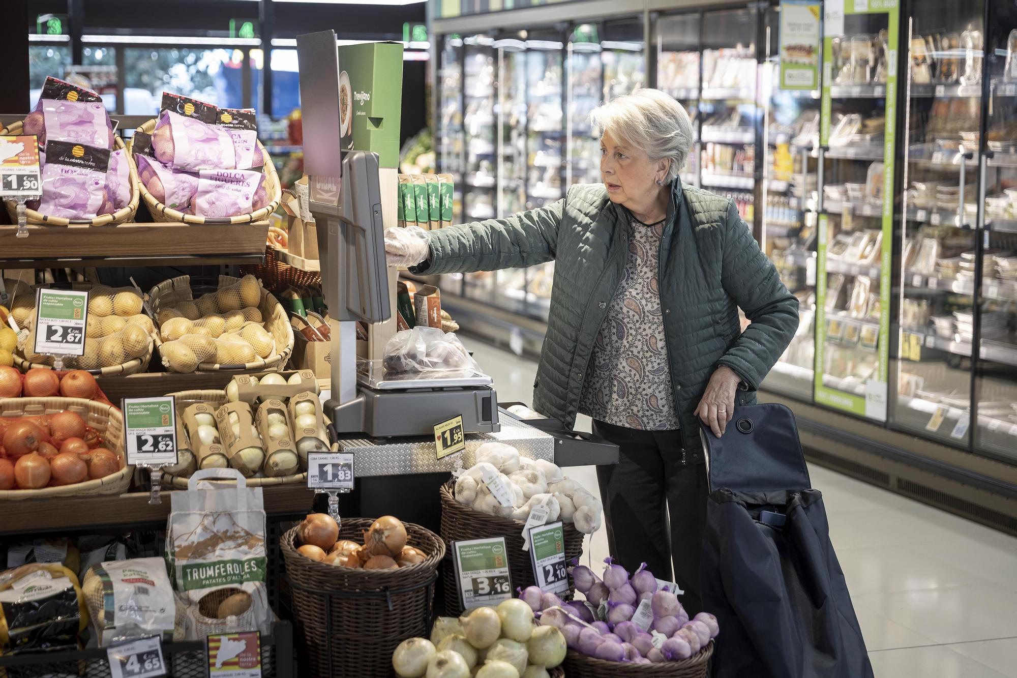 Barcelona 14/03/2023 . Economía Cesta de la compra carro de la compra inflación precios y consumo cesta básica En la foto, supermercado Caprabo en el barrio de Gràcia Fotografía de Ferran Nadeu