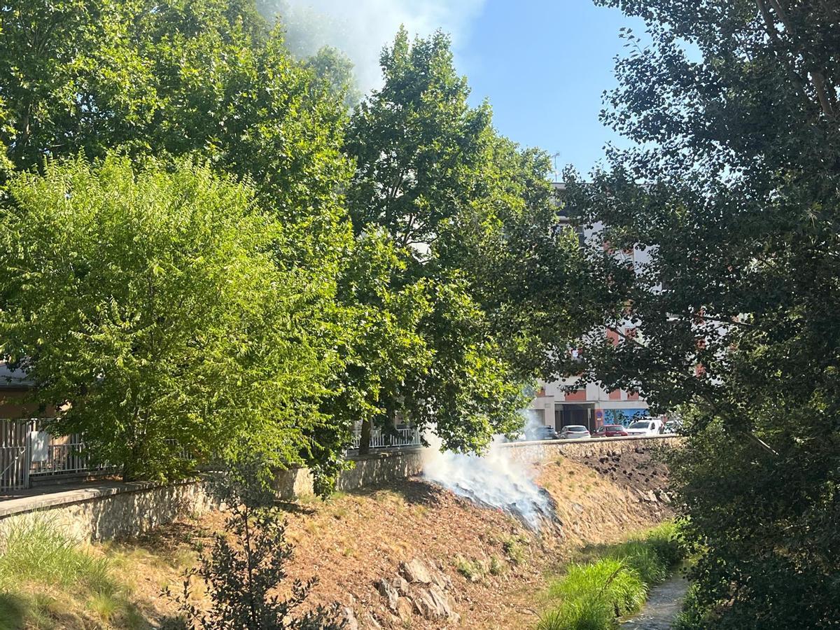 Imatges del foc a la riba del riu Güell