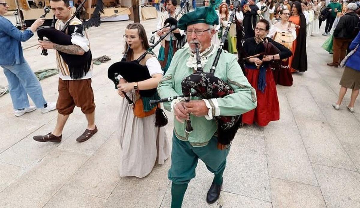 Mundo Nores, en primer término, al frente de la comitiva de gaitas en un Día de Colón.
