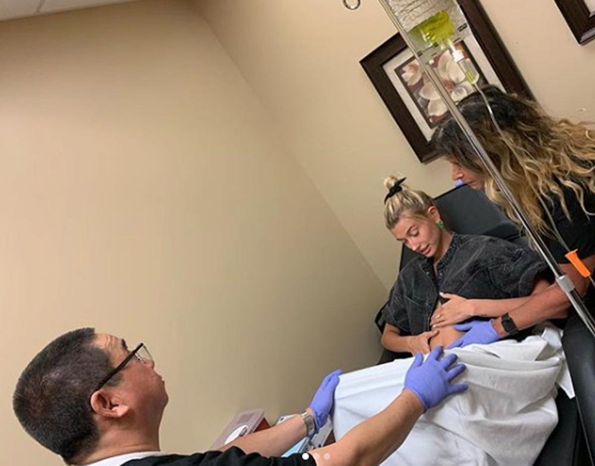 Hailey Bieber hace el paripé con un ginecólogo de mentira Hailey Bieber hace el paripé con un ginecólogo de mentira