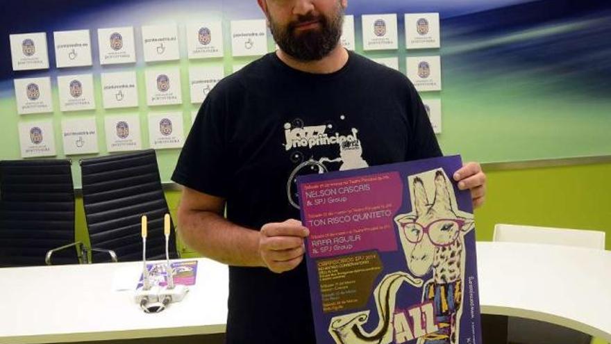 Luis Carballo, con el cartel de la nueda edición de &quot;Jazz no Principal&quot;.  // Rafa Vázquez