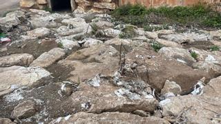 Aparecen cientos de toallitas en un barranco de una playa de Nules, en Castellón