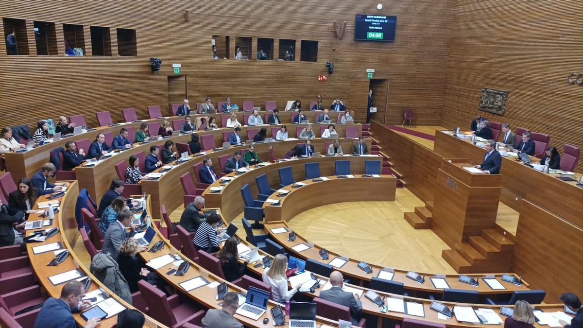 El escaño de Mazón, en la última fila de la bancada del PP, vacío en el debate de este miércoles en las Corts.
