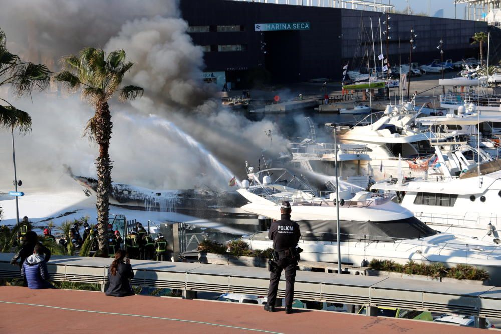 Incendi al Port Fòrum, a Sant Adrià del Besós