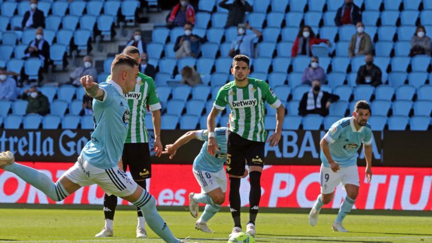 Aspas golpea el penalti que supuso el primer tanto del Celta.