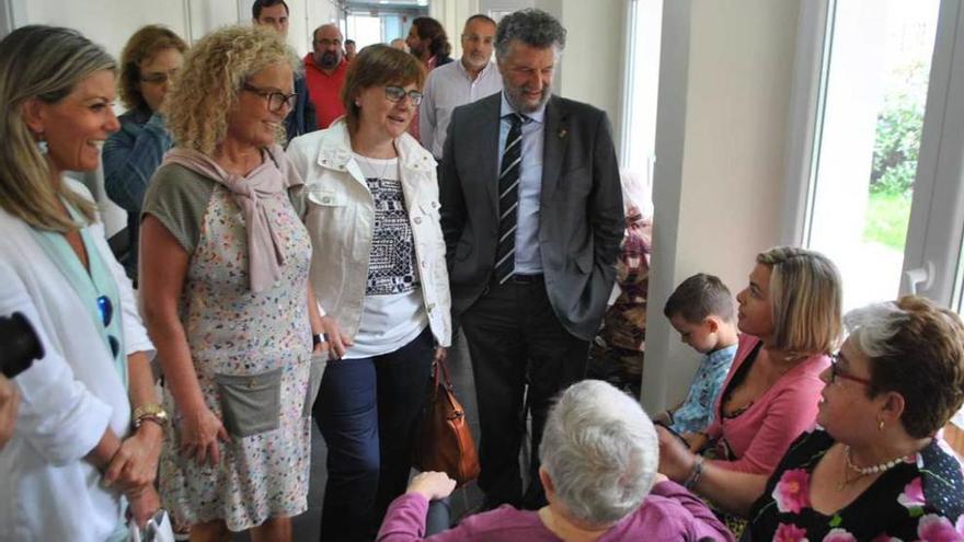 Por la izquierda, Graciela Blanco, la concejala naviega Cruz Fernández, Pilar Varela e Ignacio García Palacios saludan a unas internas de la residencia durante su visita al centro, ayer.