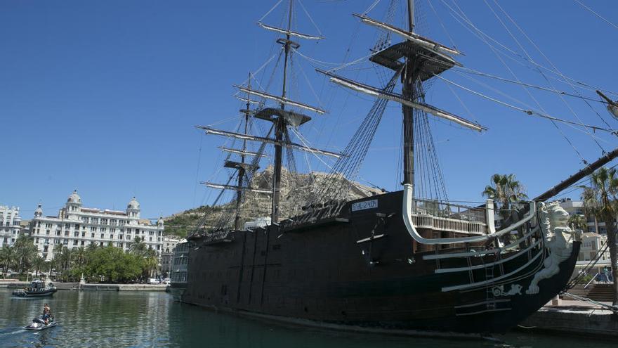 Imagen de la réplica del Santísima Trinidad antes de ser retirada del muelle 4 del Puerto