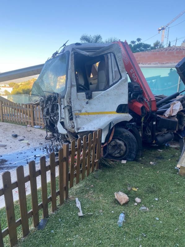 La cabina del camión quedó destrozada