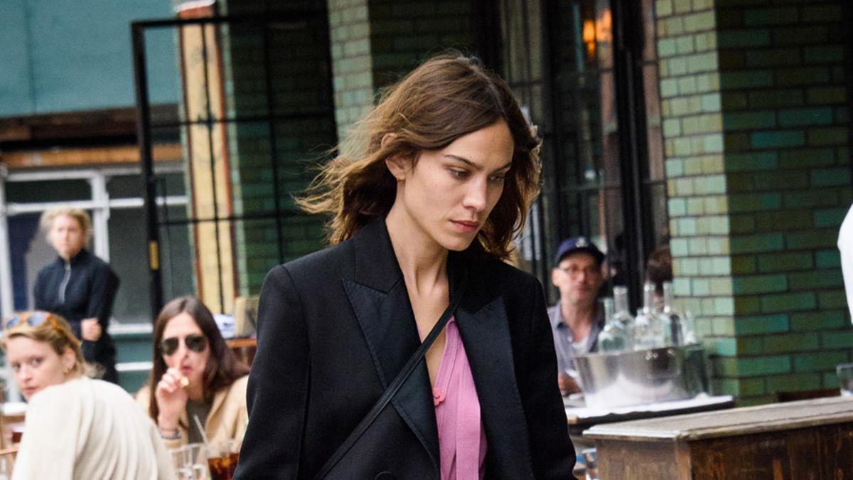 Alexa Chung combina sus botas western con vestido rosa