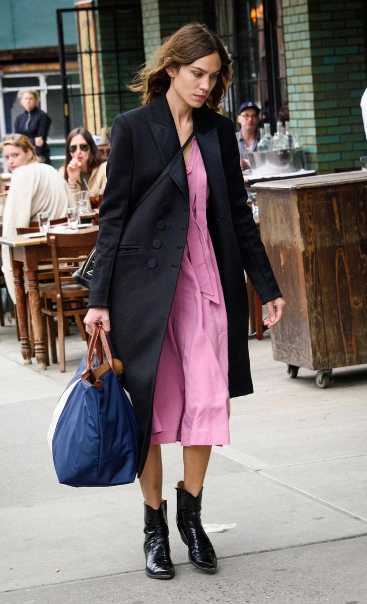 Alexa Chung combina sus botas western con vestido rosa